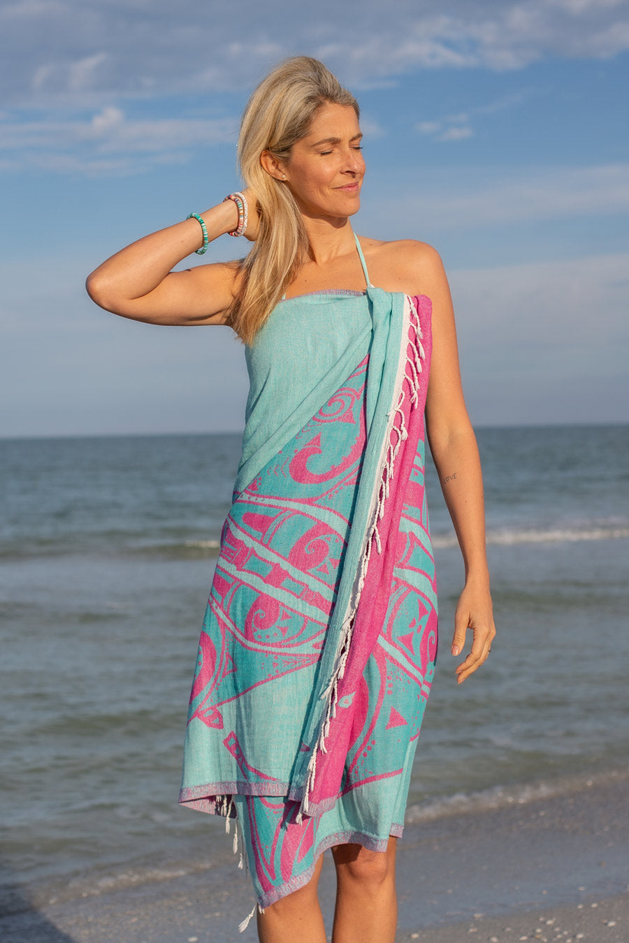 woman-with-Manta-ray-pink-blue-towel-design-pareo-sarong.jpg